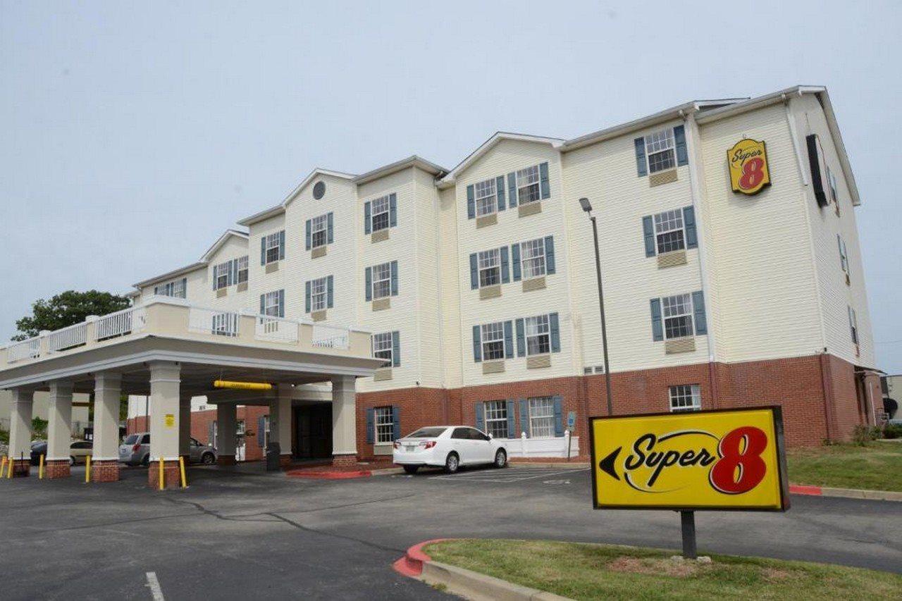 Super 8 By Wyndham Louisville/Expo Center Exterior photo