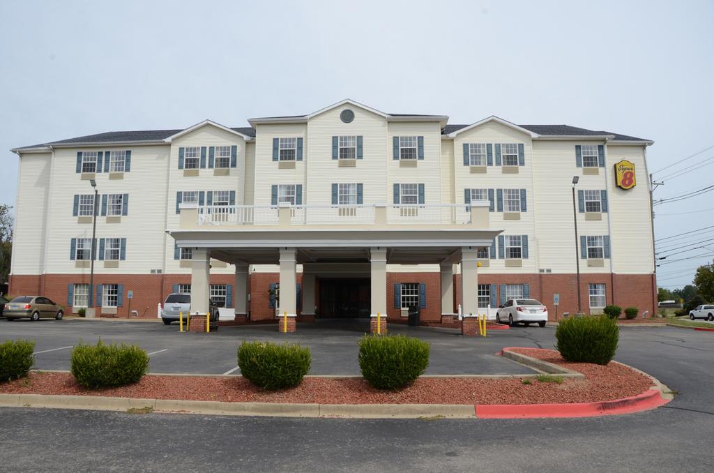 Super 8 By Wyndham Louisville/Expo Center Exterior photo